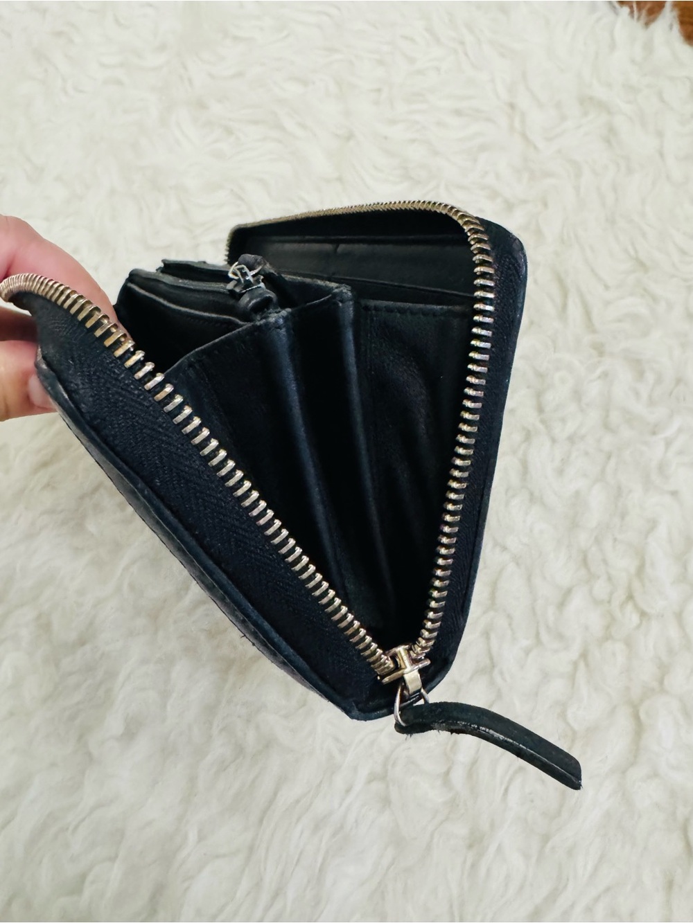 Gucci Guccisima Black Leather Embossed GG Round Zip Wallet - Picture 4 of 15